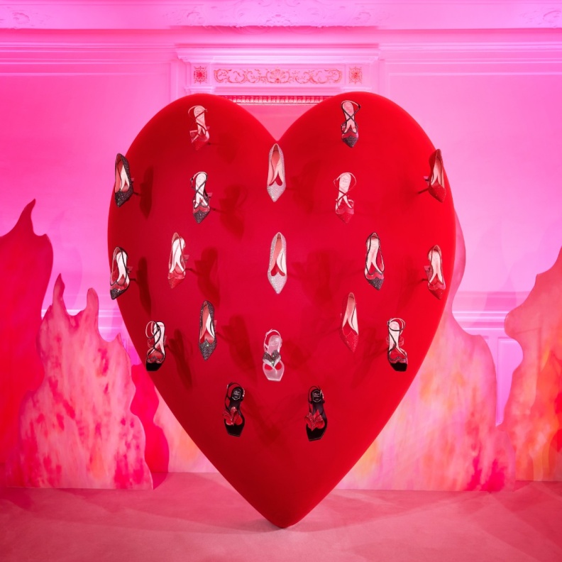 تألقي في يوم الحب بحذاء "I Love Vivier"