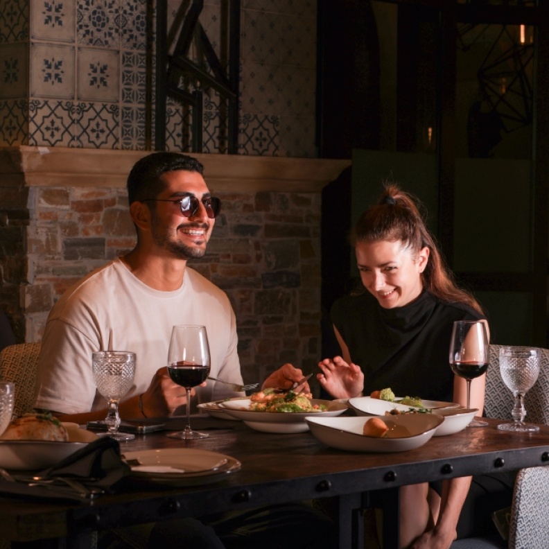 أجواء الحبّ تخيّم على مطعم "سِراج" في سوق البحّار