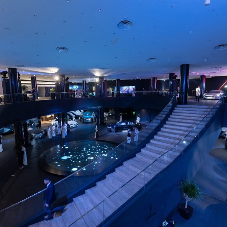 "الجفالي" تفتتح أكبر مركز لسيارات مرسيدس- بنز شمال الرياض 