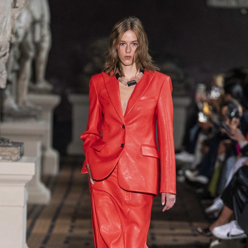 موضة الجاكيت الحمراء ليوم الحب 2024