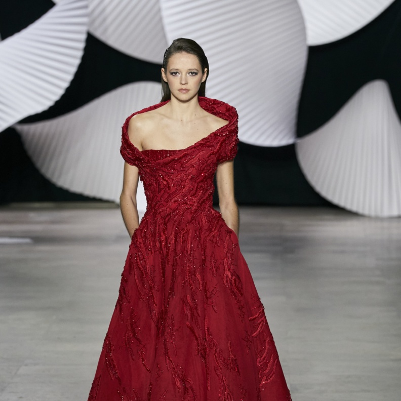 فساتين سهرة مع الياقة الملكية في ربيع 2024