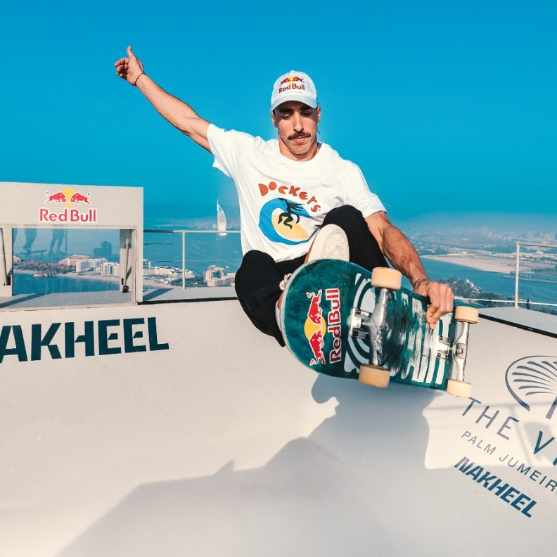 أمهر الرياضيين يستعرضون مهاراتهم في التزلّج على اللوح بأسلوب مذهل في دبي