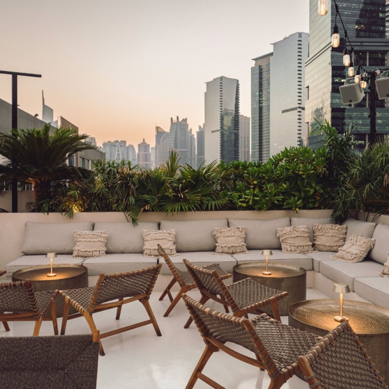 "كاناري كلوب" يُطلق عرض Acoustic Aperitivo: سهرة باكرة ومميّزة تشمل المحار والمشروبات الفوّارة وموسيقى الجاز في لاونج "تيكي" على السطح