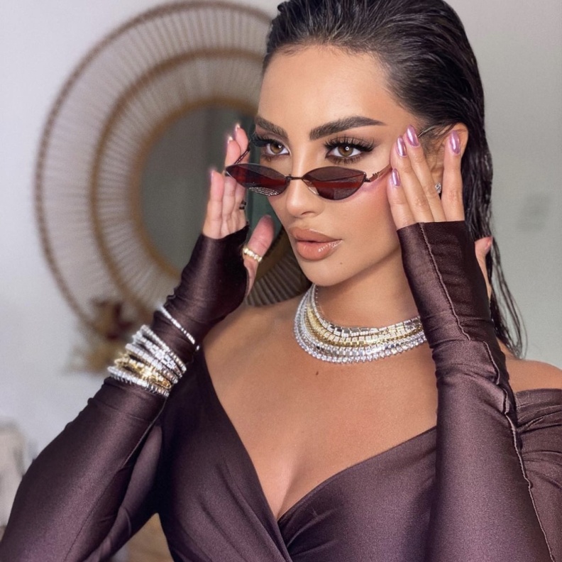 بين نور الغندور وكيم كارداشيان هل هناك تشابه أم اختلاف في اختيار قطع المجوهرات؟