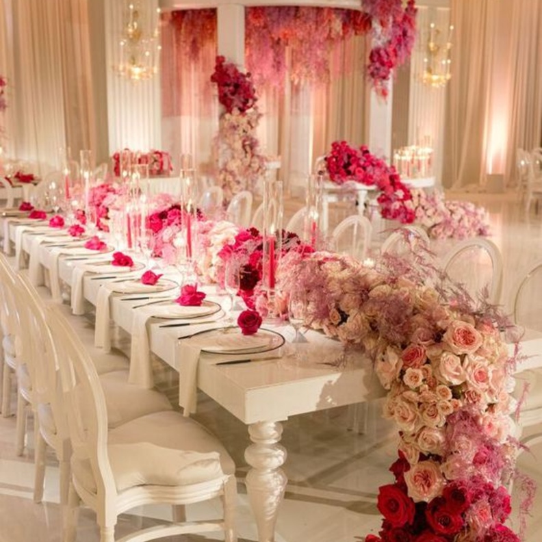 في أجواء عيد الحب إليك أجمل أفكار زينة طاولات الزفاف الرومانسية