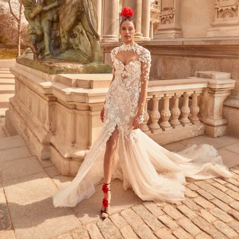 أقراط من الورود وقبعات كبيرة... أجمل أكسسوارات العروس لربيع  2024