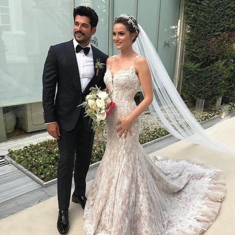 خاص عروس 2024... استوحي من إطلالات أبرز النجمات التركيات في يوم زفافهن