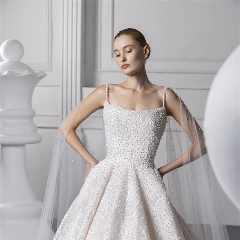 زيني فستان زفافك بحبيبات اللؤلؤ الناعمة لإطلالة رومانسية  لا تقاوم