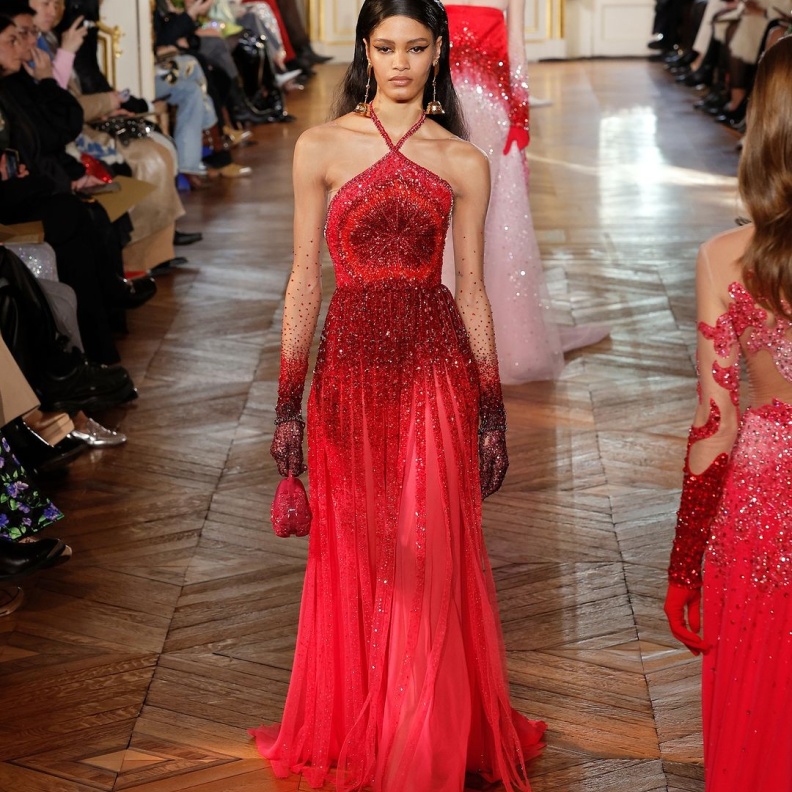 آخر صيحات الموضة... فساتين خطوبة باللون الأحمر بمناسبة عيد الحب