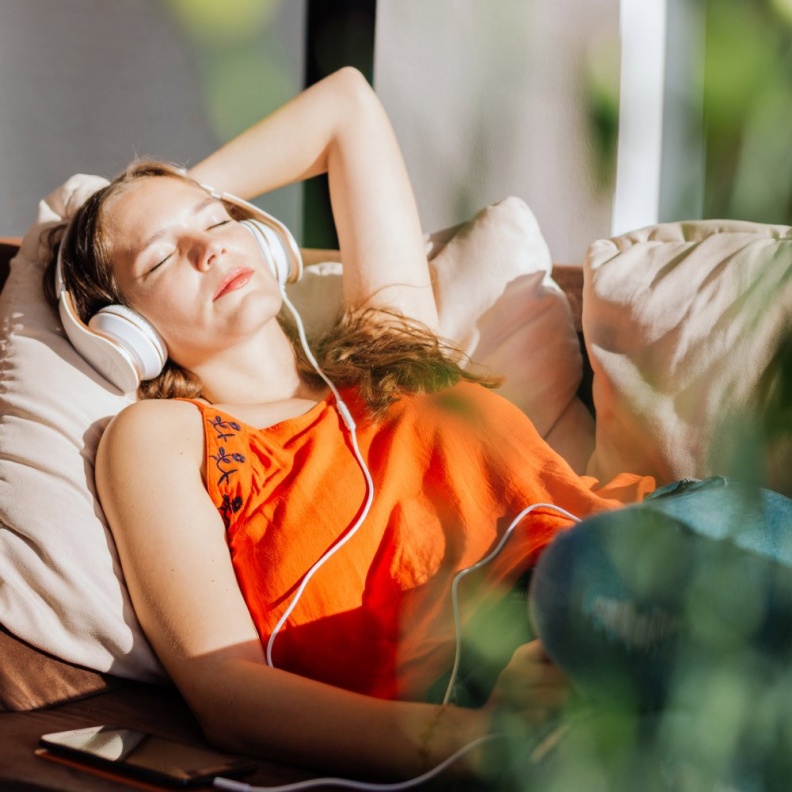 كيف يمكن أن يكون للاستماع إلى الموسيقى فوائد نفسية؟