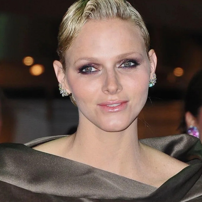 إطلالة جريئة للأميرة شارلين بشعر مبلل ومكياج غامق