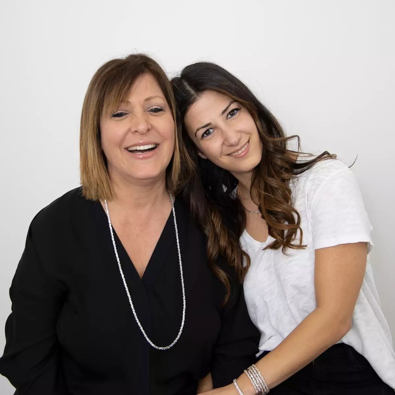 المصممة سوزان كالان Suzanne Kalan وإبنتها