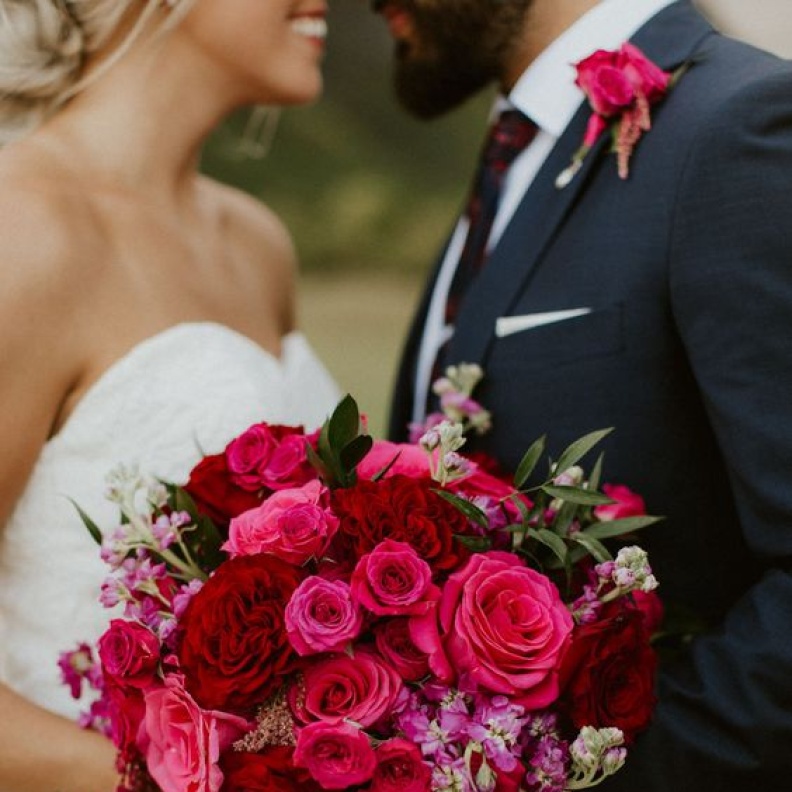 الوردي يغازل الأحمر لحفل زفاف ينبض بالحب والحياة والطاقة الإيجابية