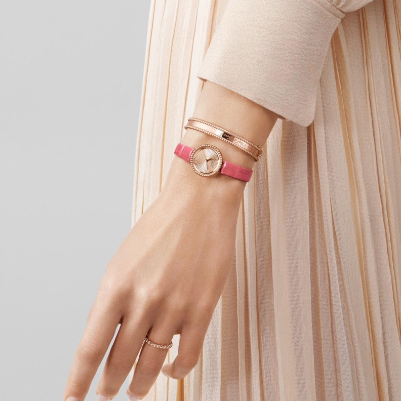 ساعات باللون الوردي لإطلالة يوم المرأة العالمي