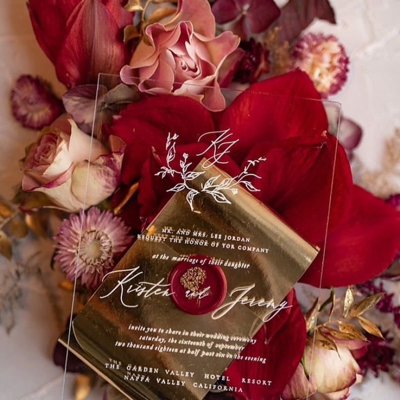 من الشوكولاته حتى المرايا...أفكار استثنائية لبطاقات الدعوة إلى الزفاف