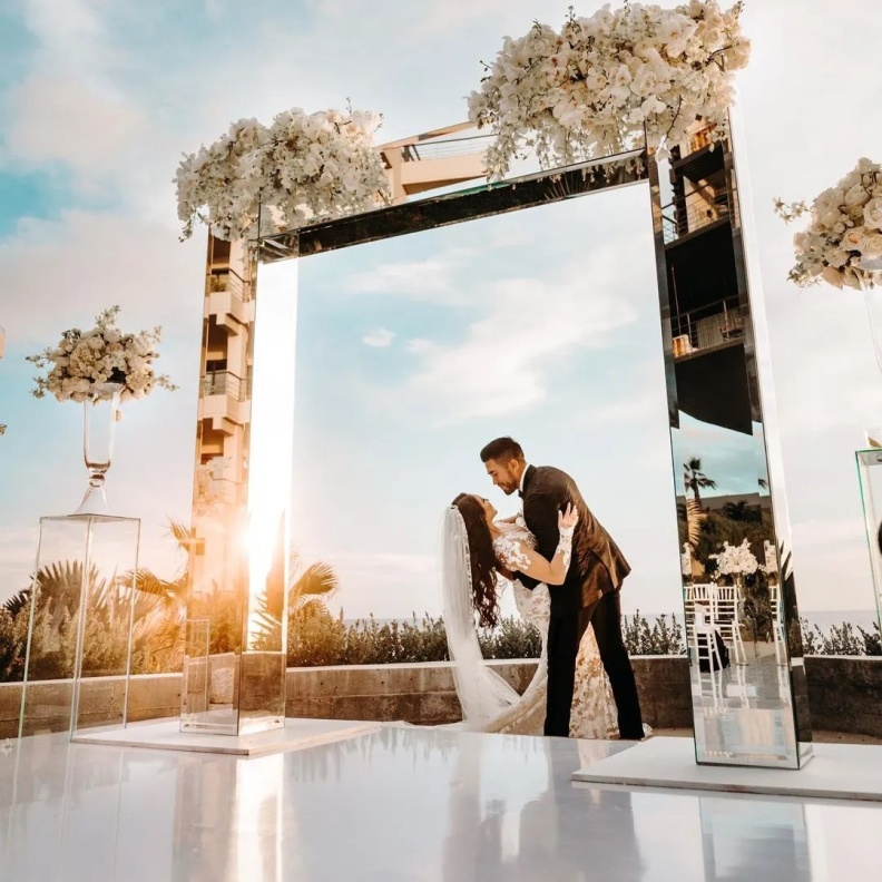 المرايا تزيد من مساحة زفافك ومن أكثر اللمسات العصرية في الأعراس الحديثة!