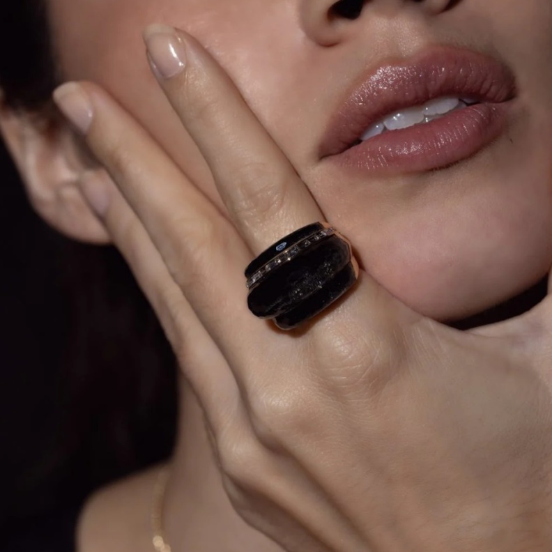 خاتم كوكتيل مرصّع بالأوبسيديان والألماس من ستيفن ويبستر Stephen Webster 