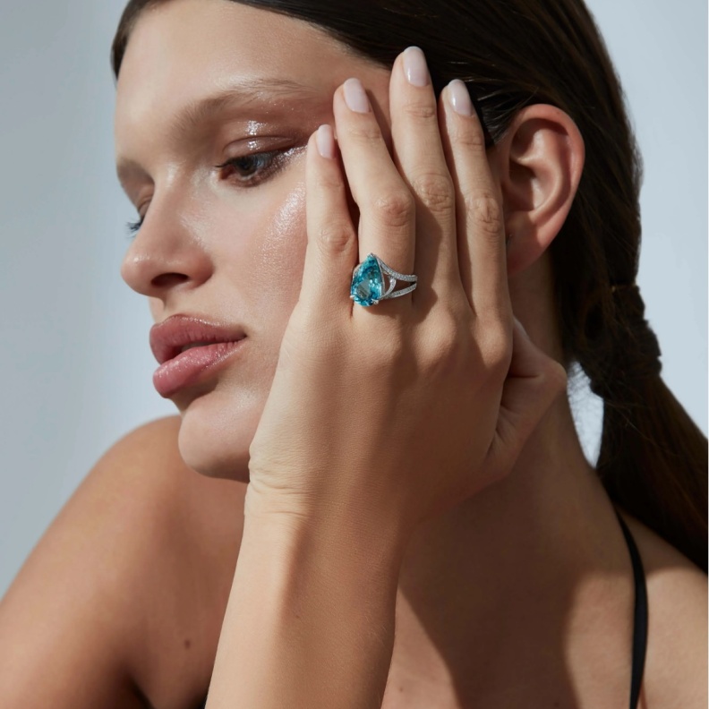 خاتم مرصّع بالألماس والأكوامارين من ستيفن ويبستر Stephen Webster 