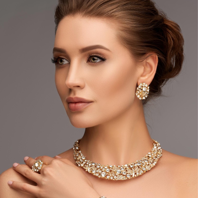 هل تختلف طريقة تنظيف مجوهراتك الماسية والذهبية؟