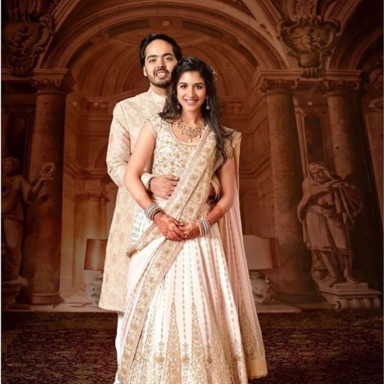 راديكا ميرشانت زوجة ابن أغنى رجال آسيا بمجوهرات مرصّعة بالألماس 