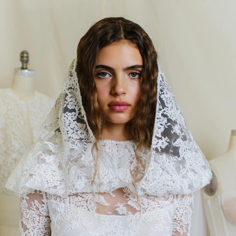 تصاميم كشفت الغموض وأخرى راقصت العروس... طرحات من أبرز المصممين لعروس العام