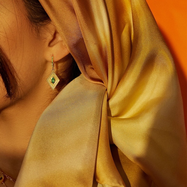 عبري عن الفخامة في شهر رمضان بمجوهرات زمرد عصرية