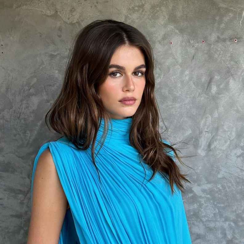 عزّزي جمالك الأنثوي بالمكياج البني على خطى كايا غربر