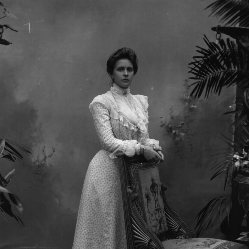 قصة الأميرة أليس جدة الملك تشارلز من النفي إلى مصحة عقلية