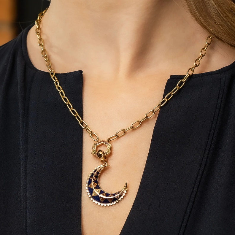 قلادة Moon  من هارويل جودفري Harwell Godfrey