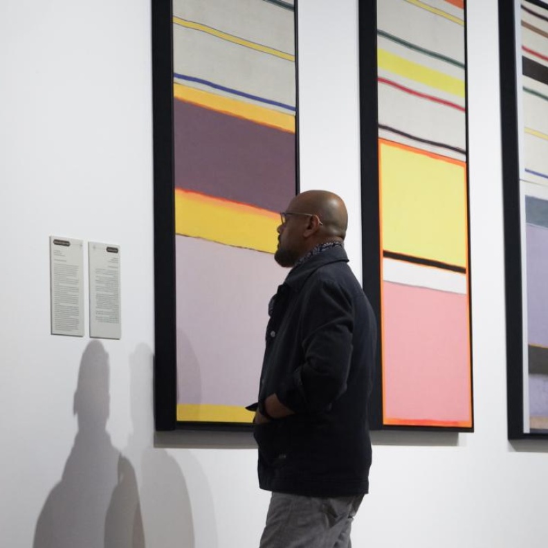 خاص "هي": الفنان عبدالعزيز عاشور ينقل تجربته العالمية إلى مساحة مسند في الدرعية