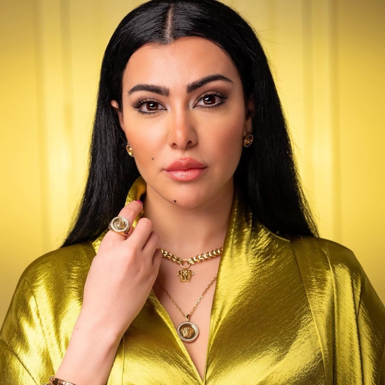 بعد تصدرها الترند ميرهان حسين: أنا شعري وعنيا زي كيم كارديشان