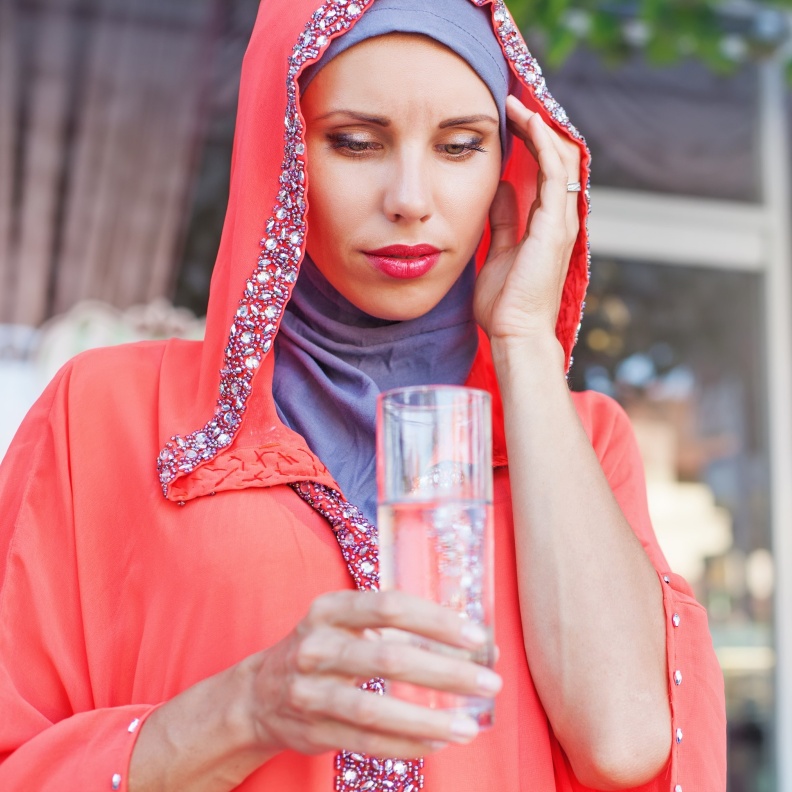 نقص السوائل في الجسم أحد أسباب الصداع في الأيام الأولى من رمضان