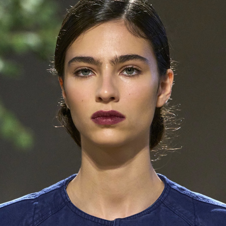 مستحضرات تجمع بين عالمي المكياج والعناية بالبشرة لإطلالة جذابة وصحية في ربيع 2024