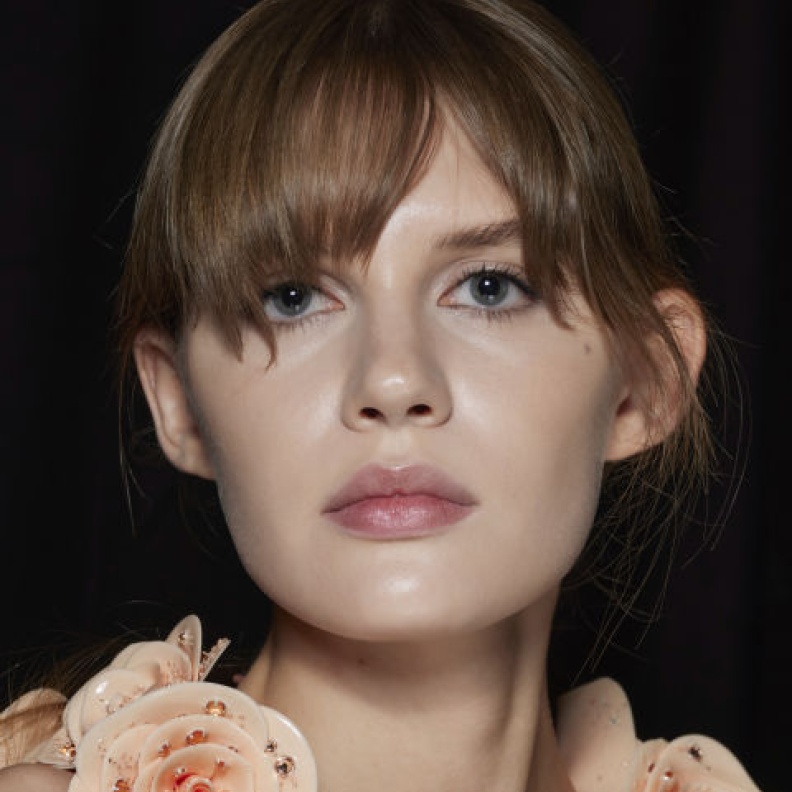 انثري بهجة الربيع على إطلالة والدتك بهدايا العطور بنفحات الورود..إليك خياراتنا المجرّبة