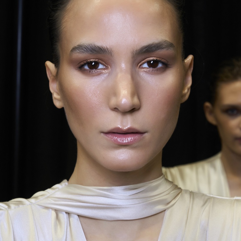 مستحضرات لتجديد مكياجك في فترات النهار