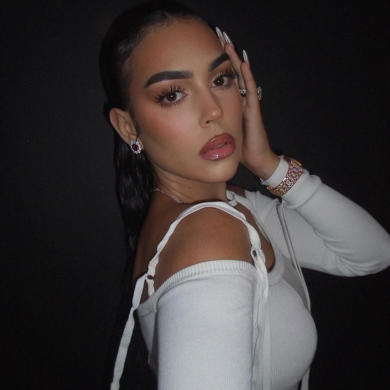 المكياج البرونزي يحقق لك إطلالة مثالية في سهرات رمضان ..اعتمديه بخطوات جورجينا رودريغز