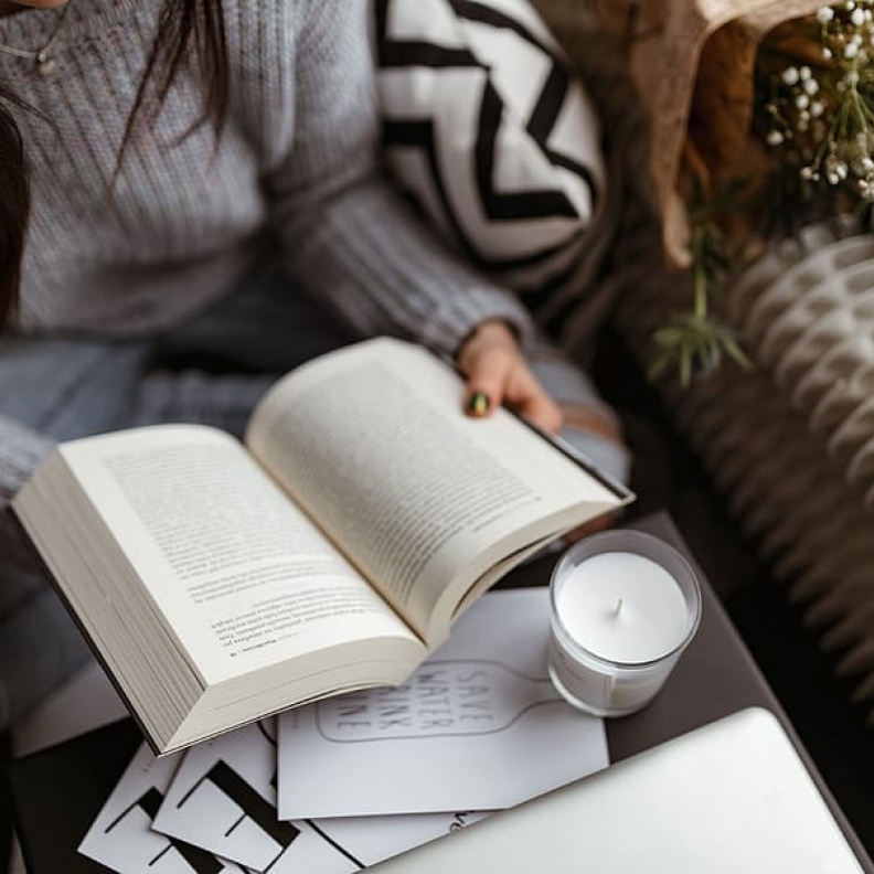 10 فوائد للقراءة بشكل يومي.. مُتعة مجانية