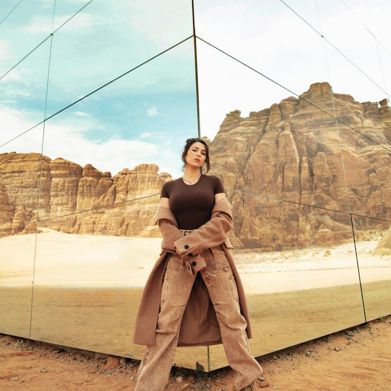 إطلالات تناسب الطبيعة الصحراوية الساحرة من وحي النجمات 