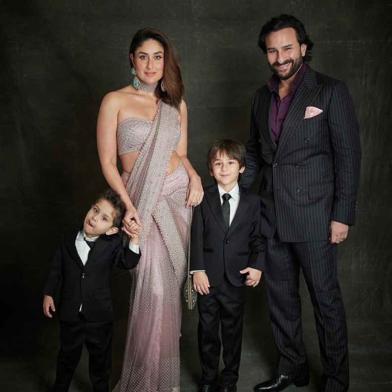 سيف علي خان مع عائلته