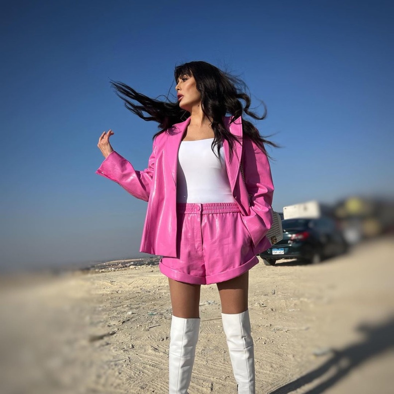 إطلالات غادة عبد الرازق في مسلسل "صيد العقارب" ...الأزياء الجلدية تسيطر على مشاهدها