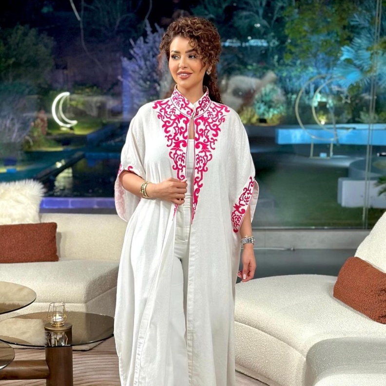 إطلالات النجمات وعاشقات الموضة بستايل العباية المفتوحة في شهر رمضان 2024