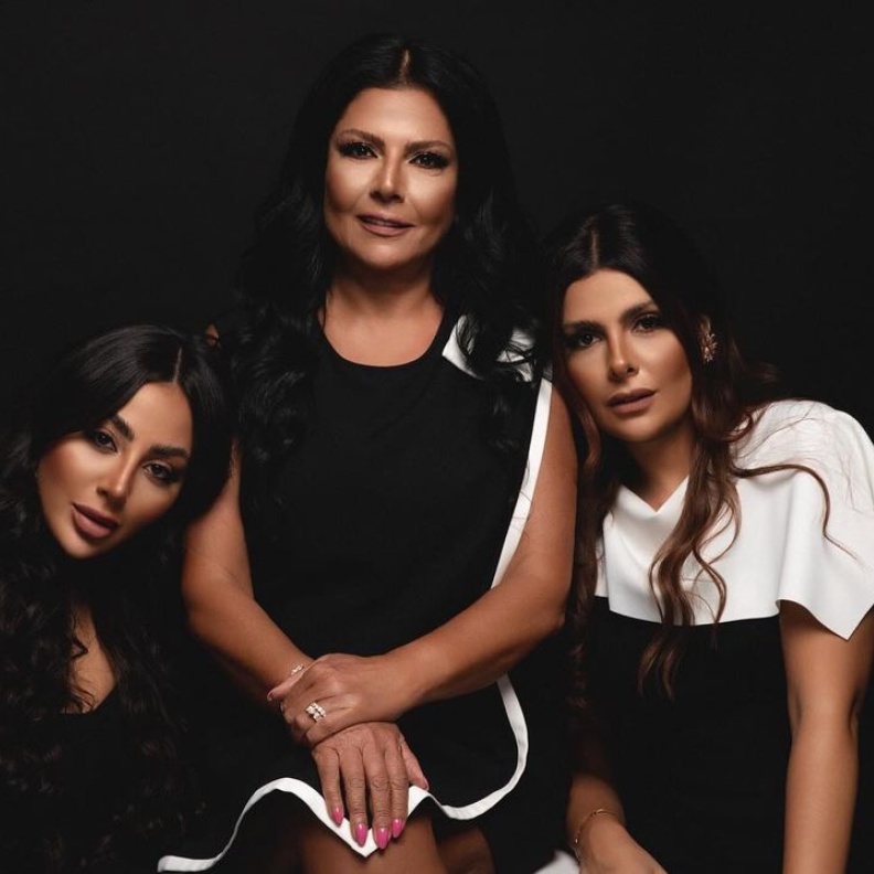 صباح الجزائري مع ابنتيها