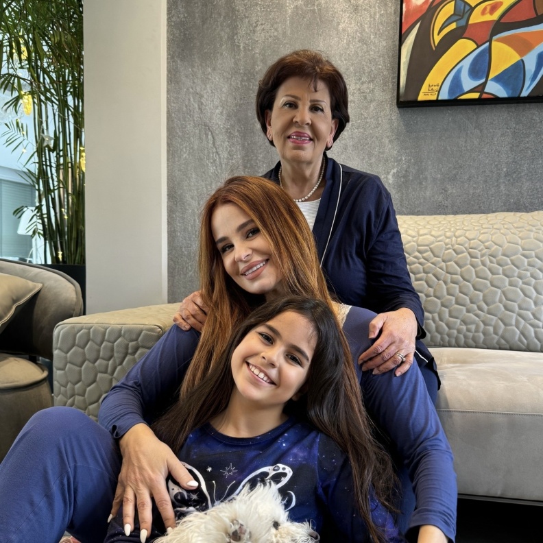 كارول سماحة وابنتها ووالدتها