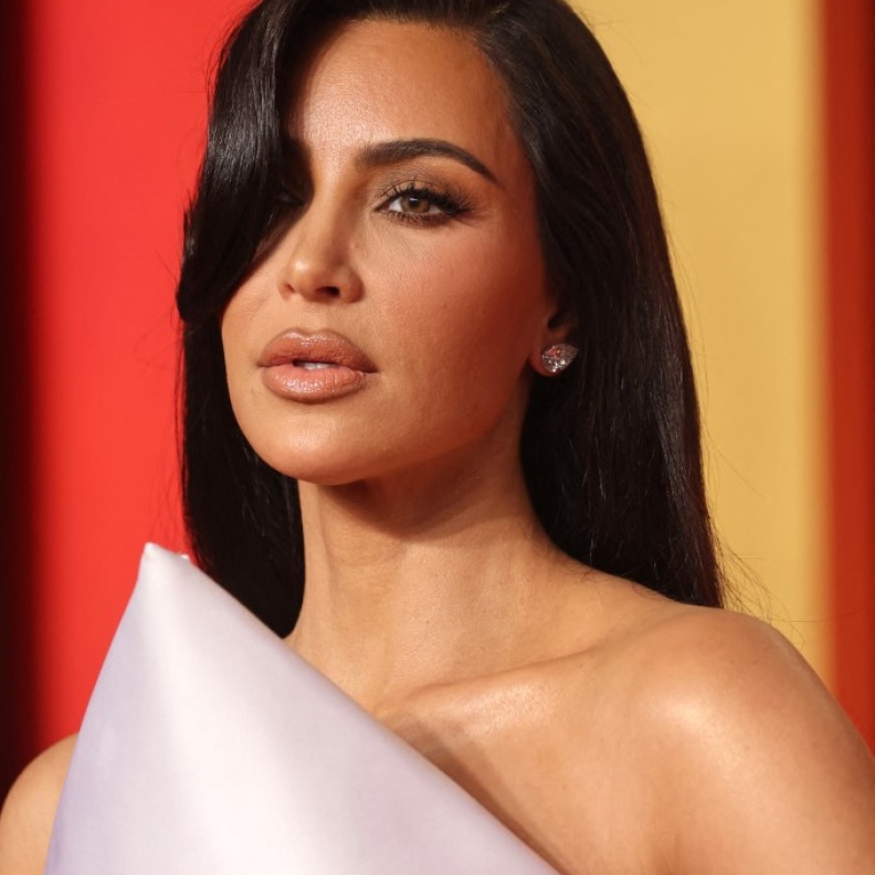 السر وراء بشرة كيم كارداشيان المتوهجة..روتينها اليومي المثالي