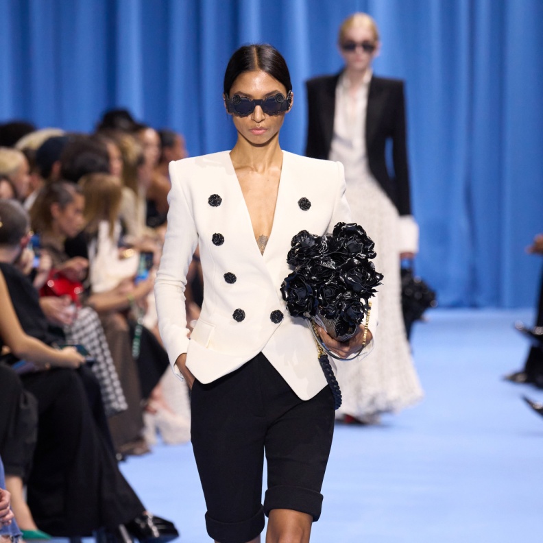 الأسود مع الأبيض المزيج المثالي للأناقة في صيف 2024