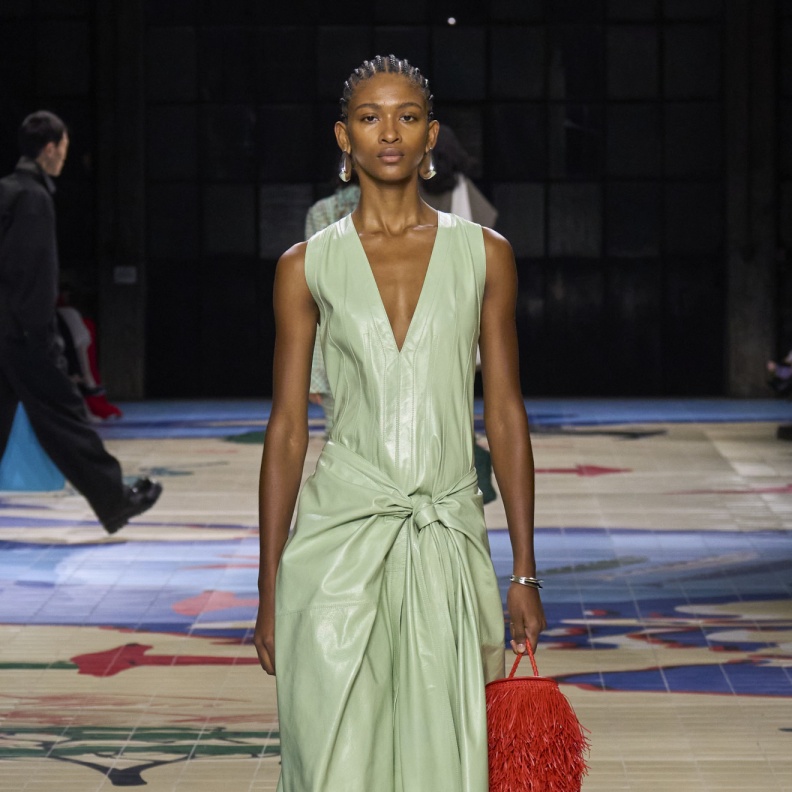 ارتداء الجلد في الربيع والصيف تحدي أم مواكبة للموضة؟ 