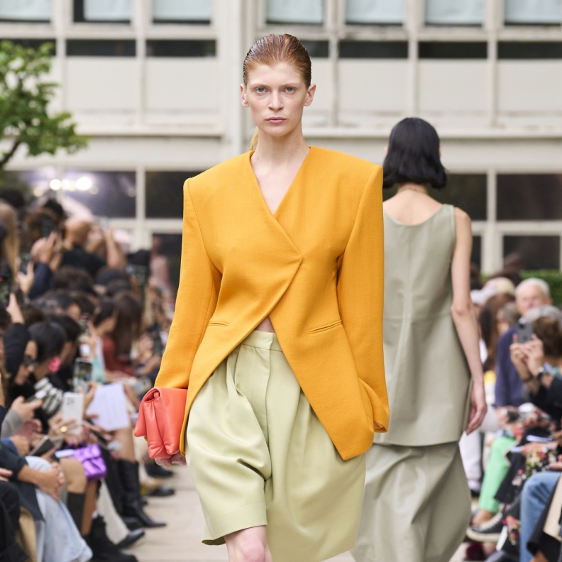 موضة البرمودا العصرية مع البلايزر صيحة إستثنائية لإطلالاتك اليومية