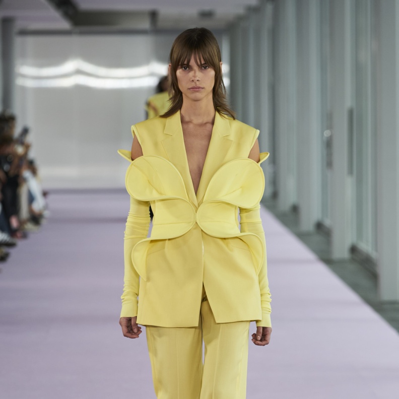 البدلات الصفراء تتصدّر أجدد صيحات الموضة المنتظرة في عيد الأم 2024