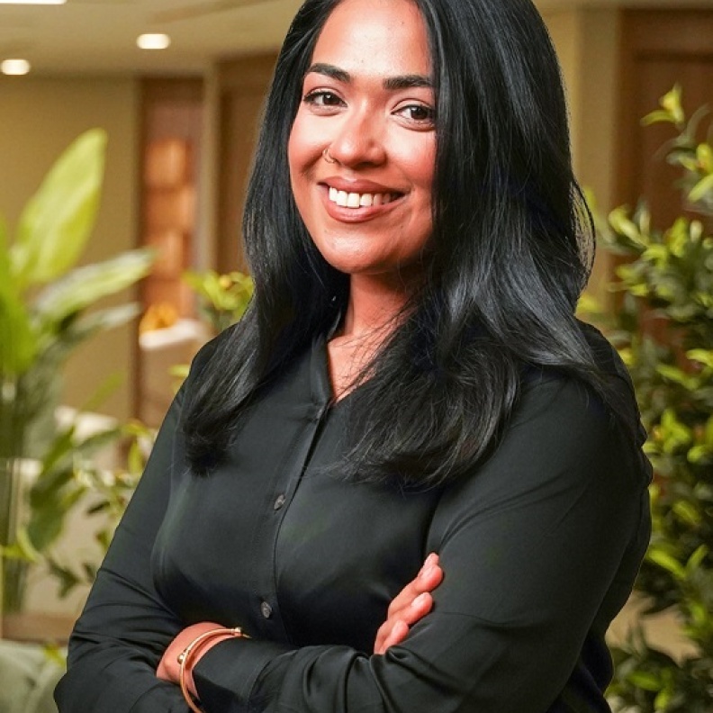 الدكتورة رومينا توكي، أخصائية في علم النفس السريري، وأخصائية علاج الأطفال والبالغين في عيادات سيج