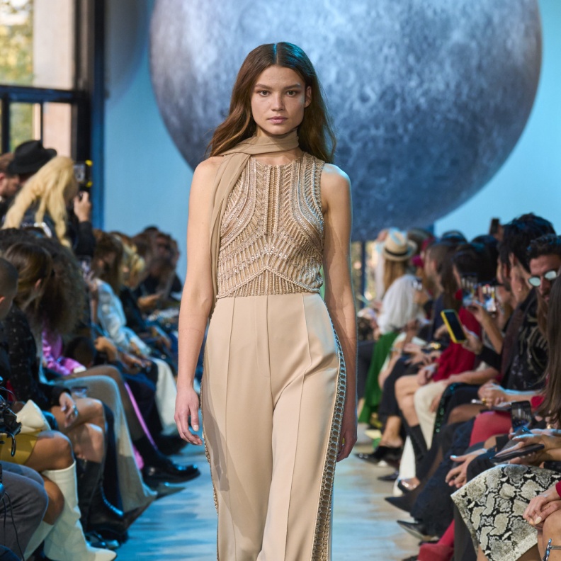 موديل جمبسوت من Elie Saab 